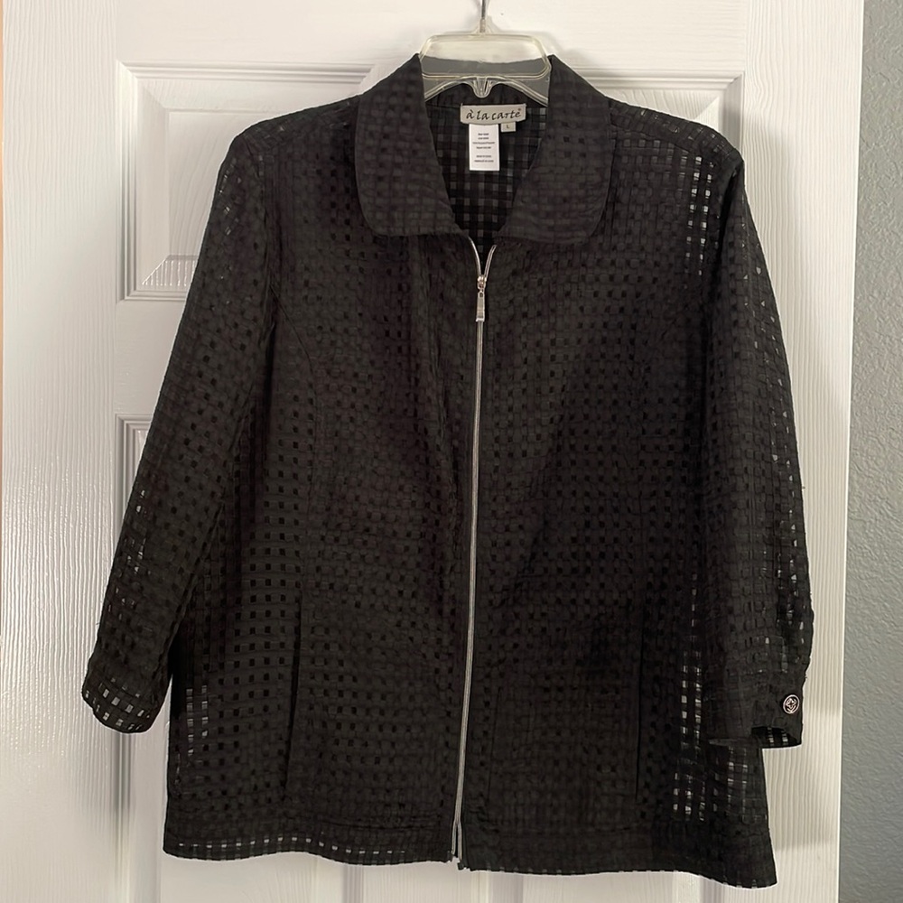 Black a’la carte light weight jacket. This jacket will dress up any attire!